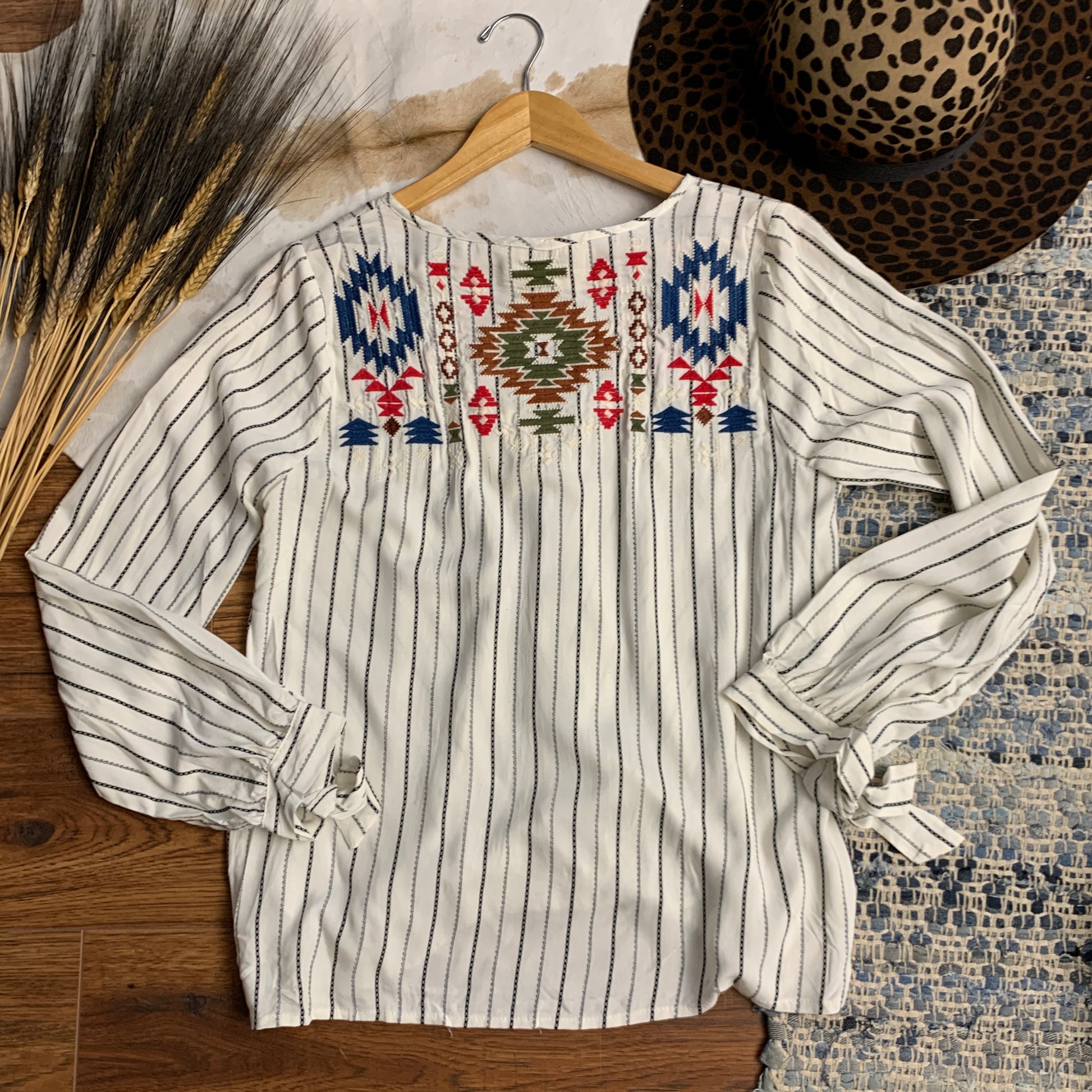 Back view, embroidery only on top panel.